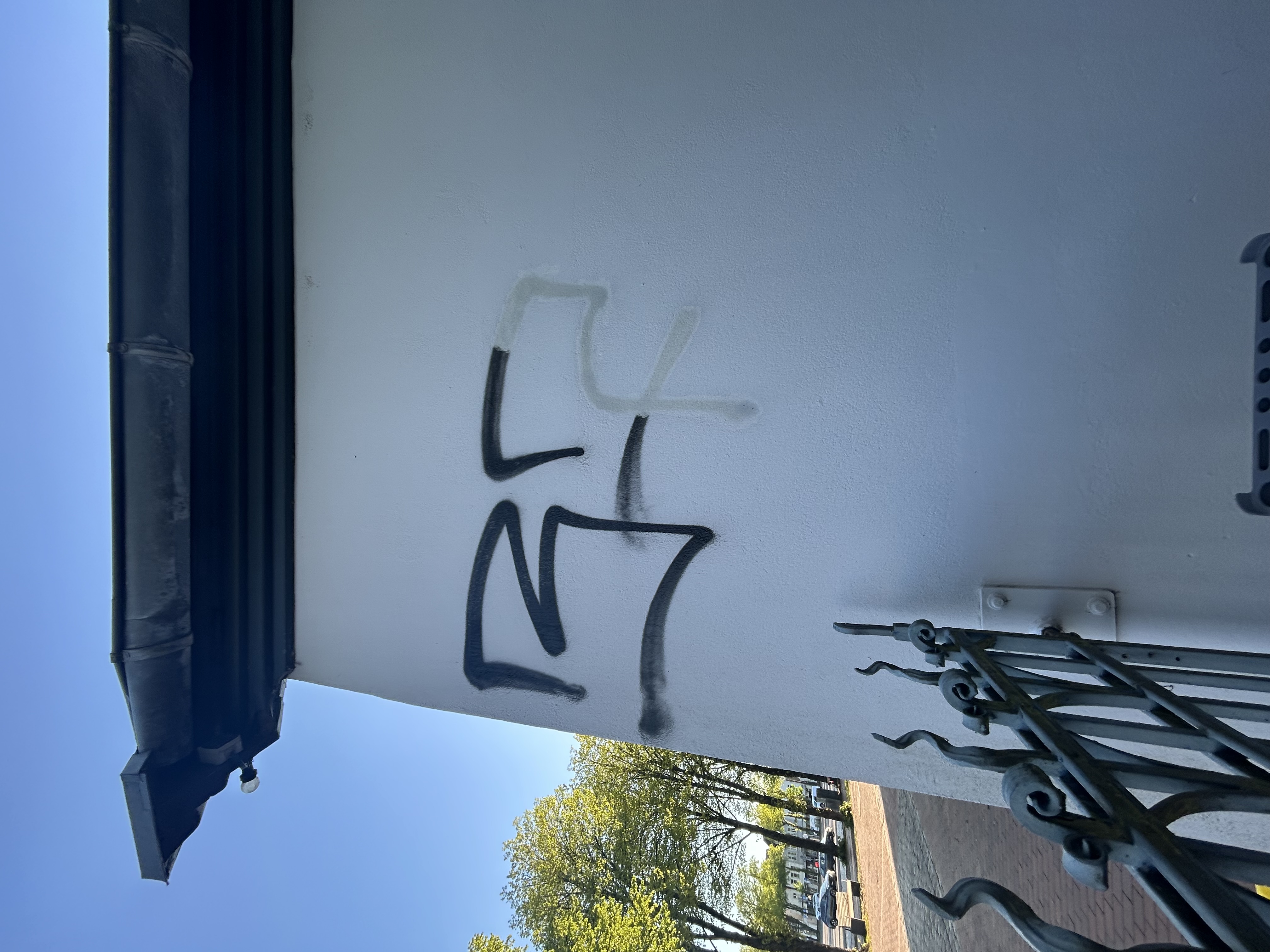 Schattenrückstand nach Laserentfernung auf weißem Putz